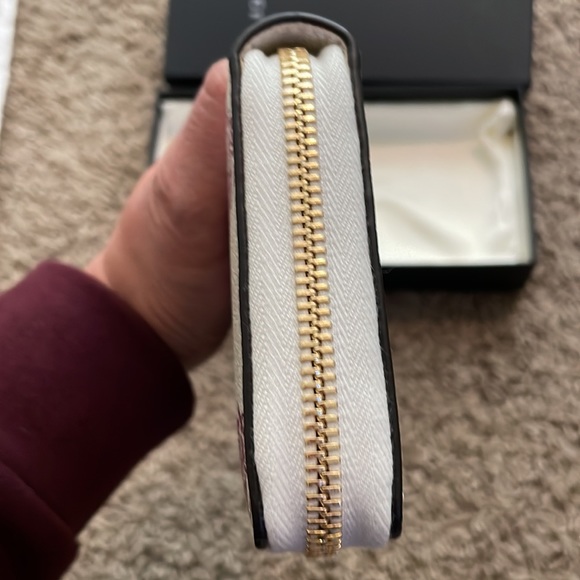 Like New Rare Gucci Berry Strawberry Cherry Interlocking GG Long Zip Wallet - Picture 7 of 11